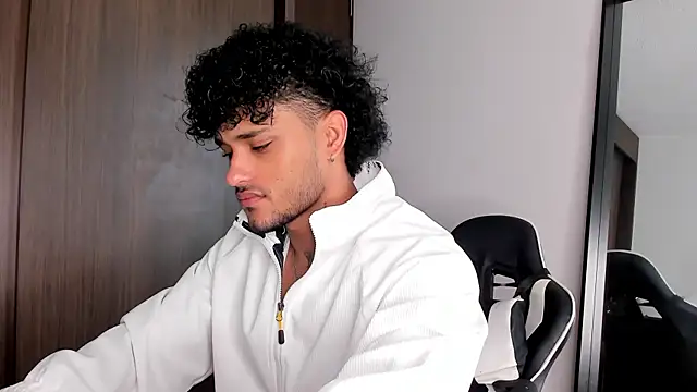 Snapshot of Alessandro_Vanni chatting on January 6, 2025, 12:46 pm Alessandro Vanni online show from January 6, 2025, 12:46 pm