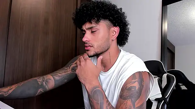 Snapshot of Alessandro_Vanni chatting on January 7, 2025, 12:24 am Alessandro Vanni online show from January 7, 2025, 12:24 am