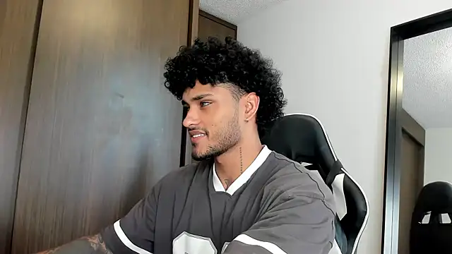 Snapshot of Alessandro_Vanni chatting on January 8, 2025, 9:12 pm Alessandro Vanni online show from January 8, 2025, 9:12 pm