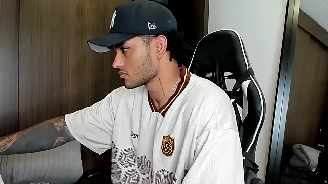 Snapshot of Alessandro_Vanni chatting on January 13, 2025, 11:17 pm Alessandro Vanni online show from January 13, 2025, 11:17 pm