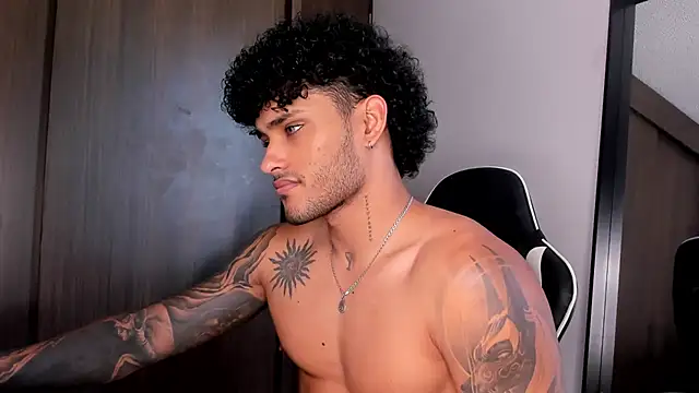 Snapshot of Alessandro_Vanni chatting on January 14, 2025, 4:50 pm Alessandro Vanni online show from January 14, 2025, 4:50 pm