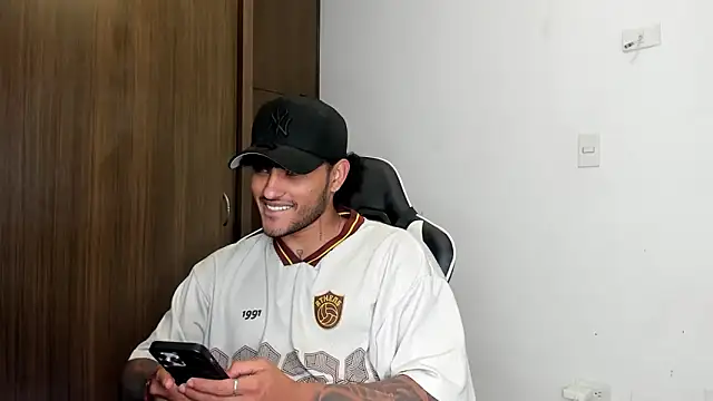 Snapshot of Alessandro_Vanni chatting on January 20, 2025, 1:28 am Alessandro Vanni online show from January 20, 2025, 1:28 am