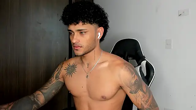 Snapshot of Alessandro_Vanni chatting on January 30, 2025, 7:48 pm Alessandro Vanni online show from January 30, 2025, 7:48 pm