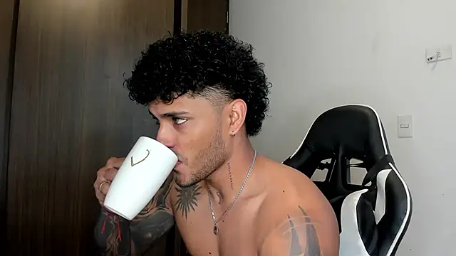 Snapshot of Alessandro_Vanni chatting on January 31, 2025, 1:02 pm Alessandro Vanni online show from January 31, 2025, 1:02 pm