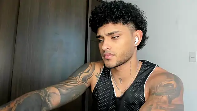 Snapshot of Alessandro_Vanni chatting on February 3, 2025, 7:10 pm Alessandro Vanni online show from February 3, 2025, 7:10 pm