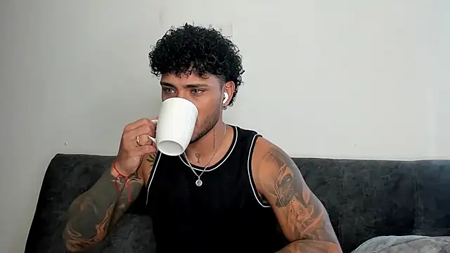 Snapshot of Alessandro_Vanni chatting on February 9, 2025, 1:14 pm Alessandro Vanni online show from February 9, 2025, 1:14 pm