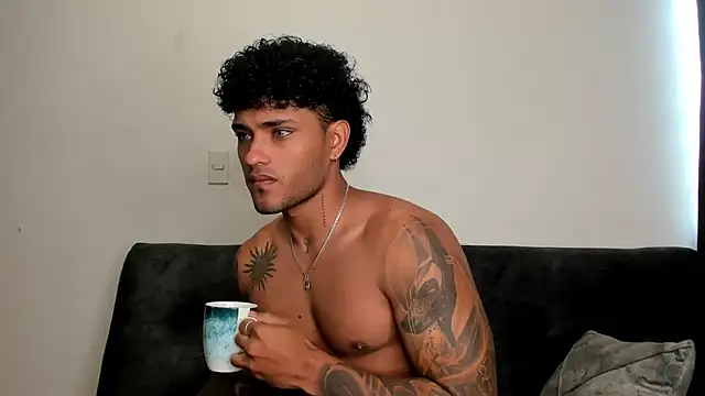 Snapshot of Alessandro_Vanni chatting on February 14, 2025, 12:36 pm Alessandro Vanni online show from February 14, 2025, 12:36 pm