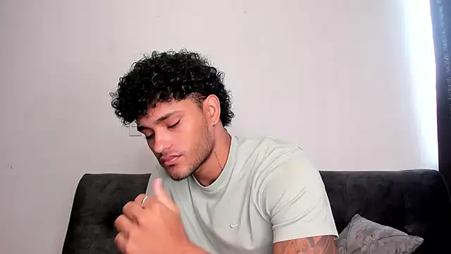 Snapshot of Alessandro_Vanni chatting on February 18, 2025, 12:39 pm Alessandro Vanni online show from February 18, 2025, 12:39 pm