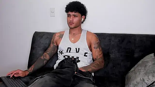 Snapshot of Alessandro_Vanni chatting on February 20, 2025, 2:51 am Alessandro Vanni online show from February 20, 2025, 2:51 am