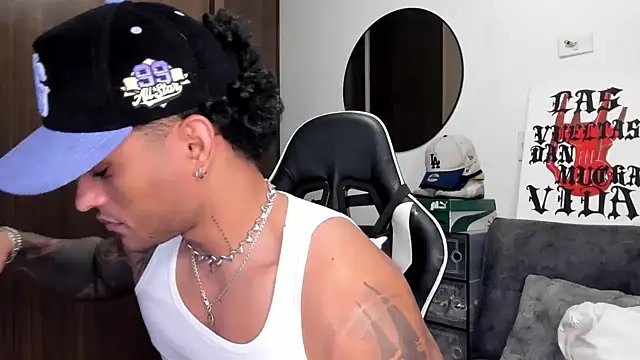 Snapshot of Alessandro_Vanni chatting on September 10, 2025, 2:22 am Alessandro Vanni online show from September 10, 2025, 2:22 am