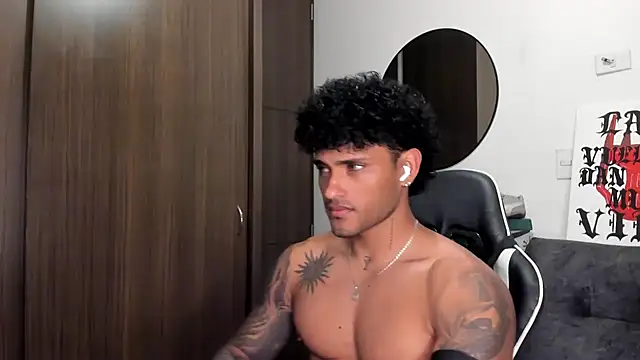 Snapshot of Alessandro_Vanni chatting on September 22, 2025, 1:29 am Alessandro Vanni online show from September 22, 2025, 1:29 am