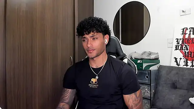 Snapshot of Alessandro_Vanni chatting on September 23, 2025, 2:25 am Alessandro Vanni online show from September 23, 2025, 2:25 am