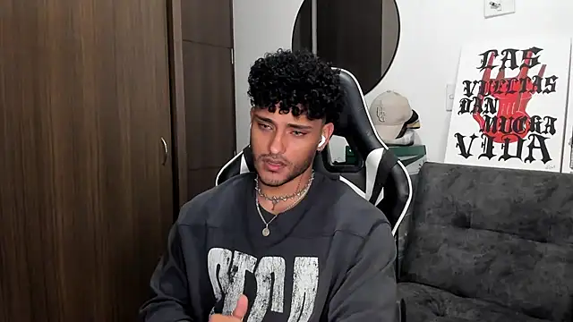 Snapshot of Alessandro_Vanni chatting on September 29, 2025, 2:06 am Alessandro Vanni online show from September 29, 2025, 2:06 am