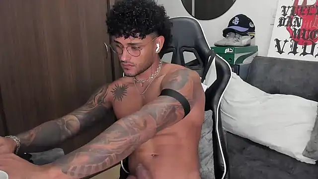 Snapshot of Alessandro_Vanni chatting on October 2, 2025, 1:56 am Alessandro Vanni online show from October 2, 2025, 1:56 am