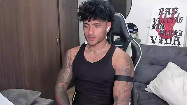 Snapshot of Alessandro_Vanni chatting on October 3, 2025, 11:13 pm Alessandro Vanni online show from October 3, 2025, 11:13 pm