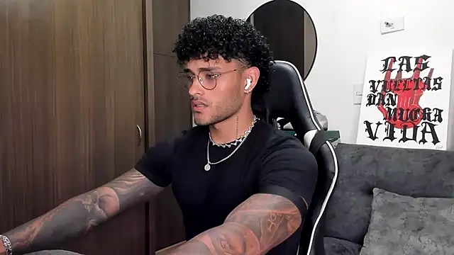 Snapshot of Alessandro_Vanni chatting on October 5, 2025, 11:13 pm Alessandro Vanni online show from October 5, 2025, 11:13 pm