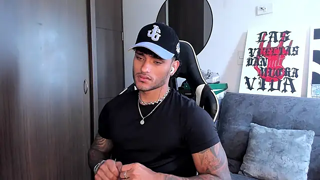 Snapshot of Alessandro_Vanni chatting on October 6, 2025, 1:41 pm Alessandro Vanni online show from October 6, 2025, 1:41 pm