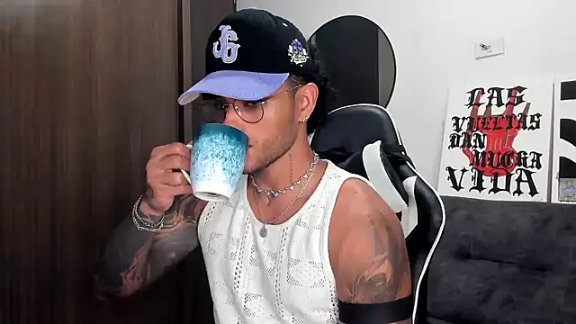 Snapshot of Alessandro_Vanni chatting on October 10, 2025, 1:15 am Alessandro Vanni online show from October 10, 2025, 1:15 am