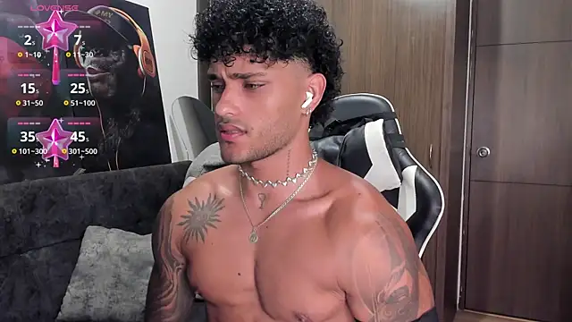 Snapshot of Alessandro_Vanni chatting on November 12, 2025, 2:23 am Alessandro Vanni online show from November 12, 2025, 2:23 am