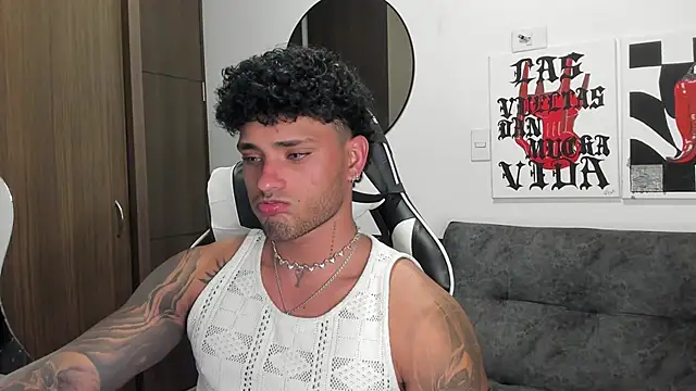 Snapshot of Alessandro_Vanni chatting on December 15, 2025, 2:38 am Alessandro Vanni online show from December 15, 2025, 2:38 am