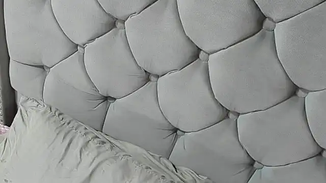 Imannejulienne online show from March 12, 2026, 11:44 pm