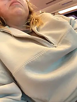 Snapshot of Blueskiiis3 chatting on October 5, 2025, 2:43 am Blueskiiis3 online show from October 5, 2025, 2:43 am