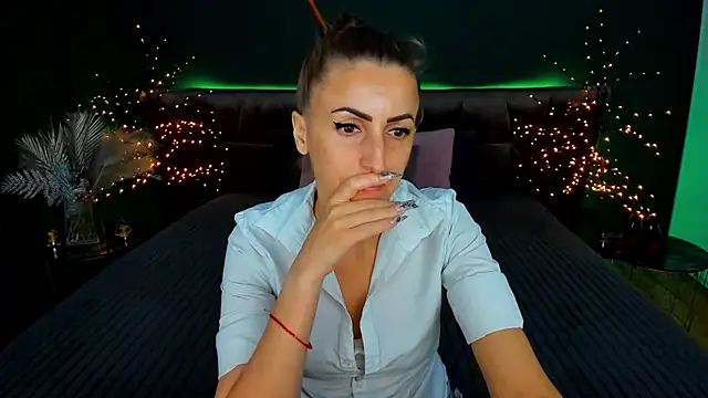 Rebecca Diamond online show from September 24, 2025, 5:44 am