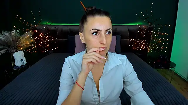 Rebecca Diamond online show from December 2, 2025, 6:52 am