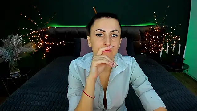 Rebecca Diamond online show from February 12, 2026, 5:46 am