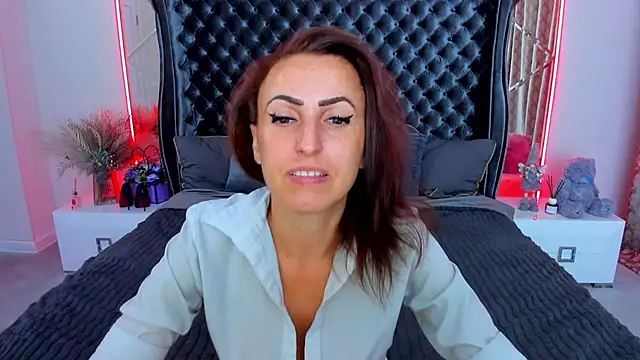 Rebecca Diamond online show from July 6, 2026, 5:37 am