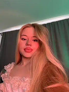 Snapshot of curchez_ chatting on February 5, 2025, 8:35 pm curchez online show from February 5, 2025, 8:35 pm