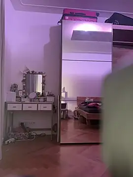 Pia July  online show from February 5, 2026, 5:06 pm