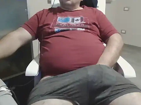 Snapshot of iron_boy80 chatting on November 29, 2025, 10:29 am iron boy80 online show from November 29, 2025, 10:29 am