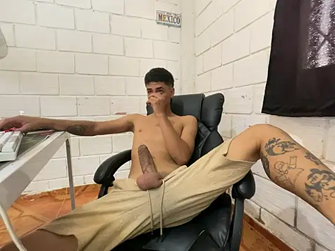 Snapshot of Max_TheHorseDick chatting on May 14, 2026, 5:53 pm Max TheHorseDick online show from May 14, 2026, 5:53 pm