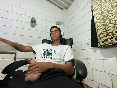 Max TheHorseDick online show from July 23, 2026, 4:43 am