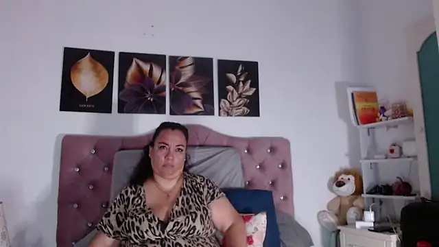 Snapshot of -helen chatting on September 24, 2025, 8:12 pm -helen online show from September 24, 2025, 8:12 pm