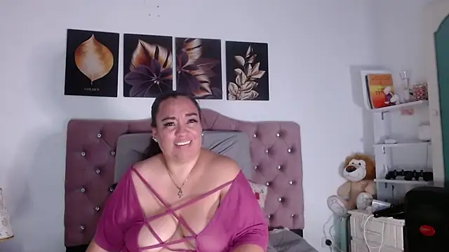 Snapshot of -helen chatting on October 21, 2025, 5:30 am -helen online show from October 21, 2025, 5:30 am