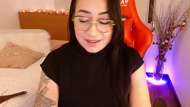 lucy luu  online show from December 11, 2024, 10:27 pm