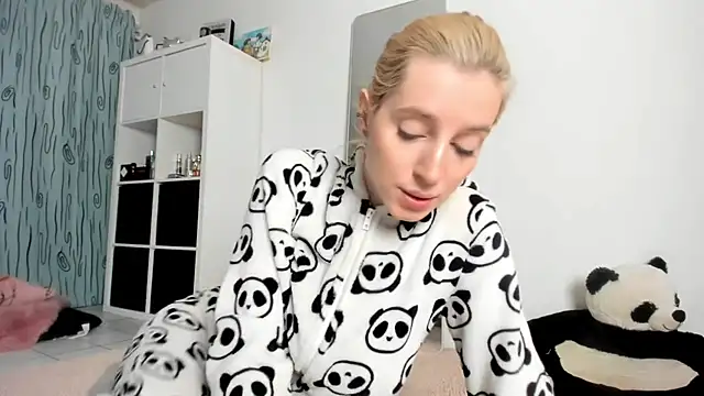 KenzieDawton online show from November 14, 2025, 4:33 am