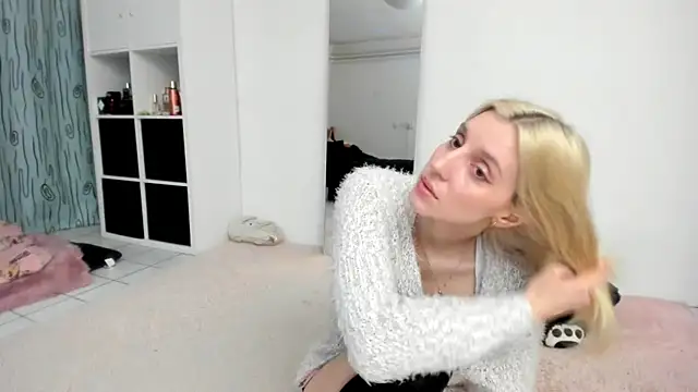 Snapshot of KenzieDawton chatting on April 4, 2026, 5:54 pm KenzieDawton online show from April 4, 2026, 5:54 pm