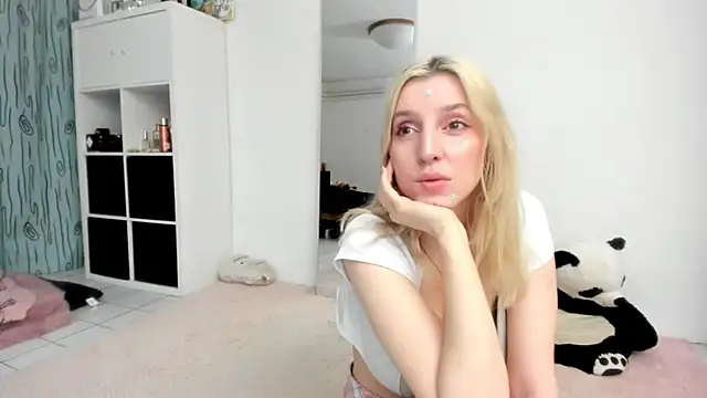 Snapshot of KenzieDawton chatting on April 11, 2026, 4:22 pm KenzieDawton online show from April 11, 2026, 4:22 pm