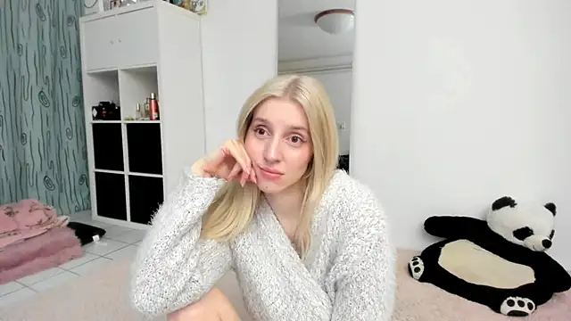 Snapshot of KenzieDawton chatting on April 15, 2026, 4:14 pm KenzieDawton online show from April 15, 2026, 4:14 pm