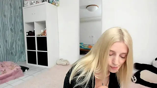 Snapshot of KenzieDawton chatting on May 20, 2026, 4:24 pm KenzieDawton online show from May 20, 2026, 4:24 pm