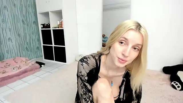 Snapshot of KenzieDawton chatting on June 7, 2026, 12:31 pm KenzieDawton online show from June 7, 2026, 12:31 pm