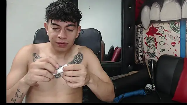 Snapshot of Strongernastyx chatting on December 7, 2024, 9:39 am Strongernastyx online show from December 7, 2024, 9:39 am