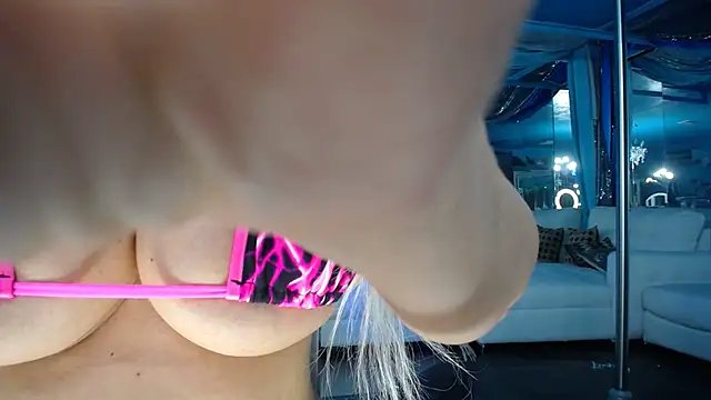 Snapshot of ADRIANNA_FOX chatting on September 27, 2025, 7:24 am ADRIANNA FOX online show from September 27, 2025, 7:24 am