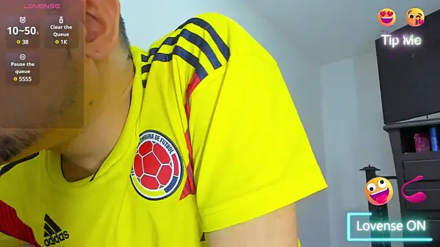 jhonyalzate2 online show from January 28, 2025, 11:39 pm