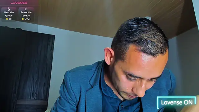 jhonyalzate2 online show from October 29, 2025, 2:25 am