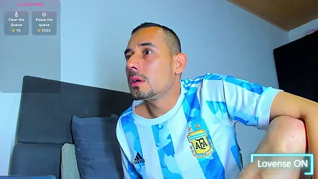 jhonyalzate2 online show from November 16, 2025, 12:05 am