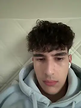 Snapshot of Andrei_992 chatting on November 18, 2025, 11:25 am Andrei 992 online show from November 18, 2025, 11:25 am